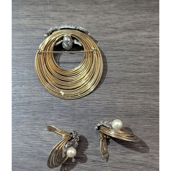 Vintage Gold-Tone Brooch & Clip-On Earrings Set With Faux Pearls & Rhinestones - Picture 4 of 8